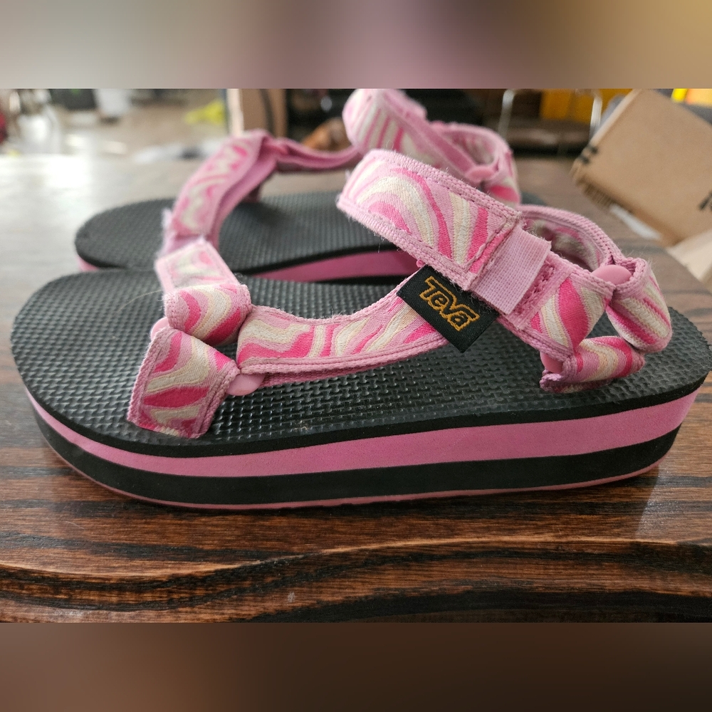 Girls TEVA size 1 Great Used Condition. (5) - Picture 2 of 5